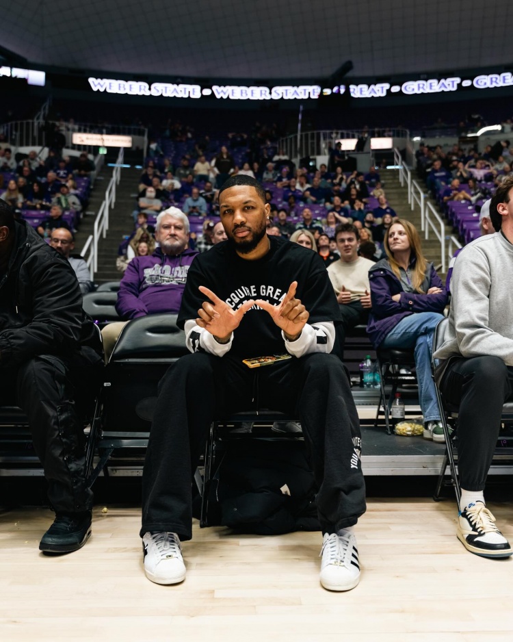 开云-利经理来视察了！利拉德回母校韦伯州立大学看球！